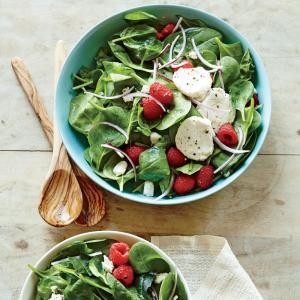 Spinach salad with berries and goat cheese