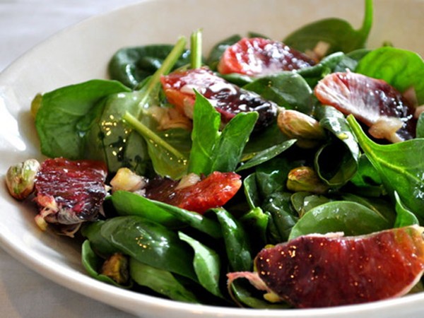 Spinach salad with blood oranges and pistachios