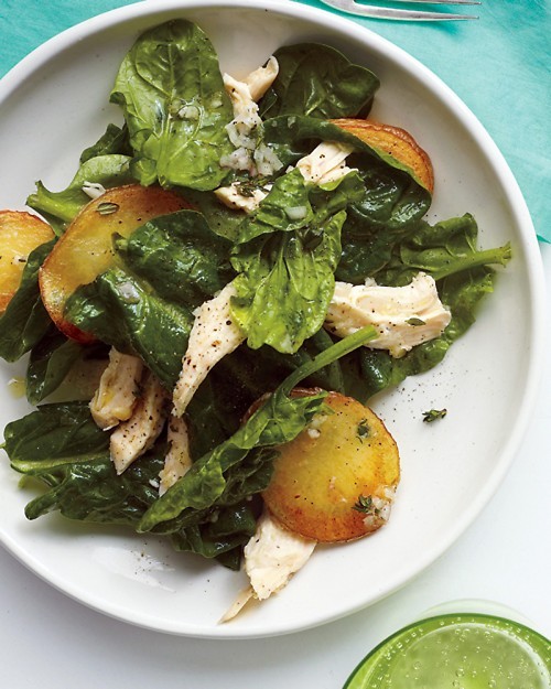 Spinach salad with chicken and crispy potatoes