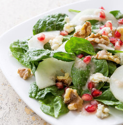 Spinach salad with Gorgonzola and pear