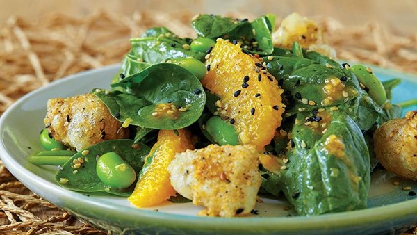 Spinach salad with mochi croutons
