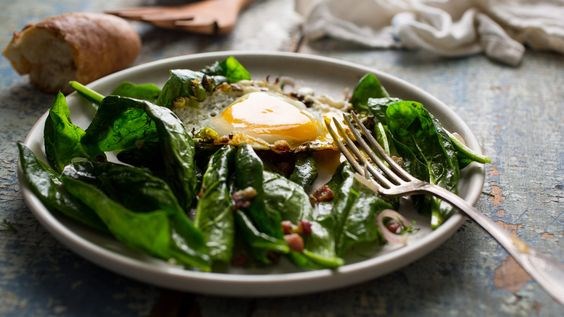 Spinach salad with pancetta and fried eggs