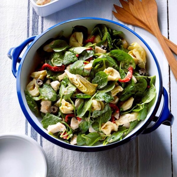 Spinach salad with tortellini & roasted onions 