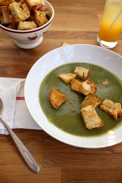 Spinach soup with garlic thyme croutons
