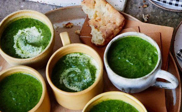 Spinach soup with nutmeg