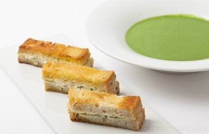 Spinach soup with wild garlic toasts