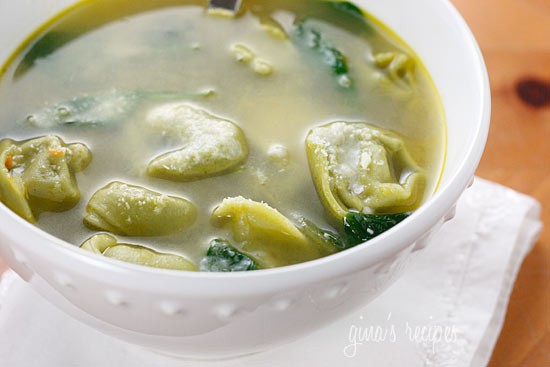 Spinach tortellini en brodo