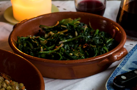 Spinach with pine nuts and raisins