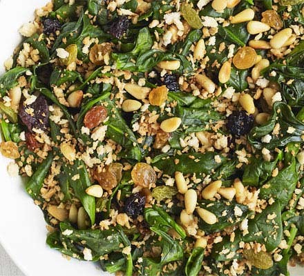 Spinach with raisins, pine nuts and breadcrumbs