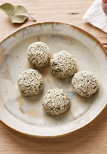 Spirulina and sesame balls