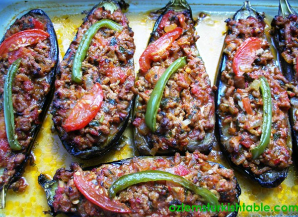 Split aubergines/eggplants with minced/ground meat & vegetables (Karniyarik)