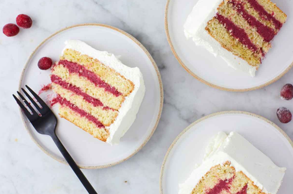 Sponge cake with cranberry curd