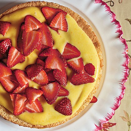 Sponge cake with orange curd and strawberries
