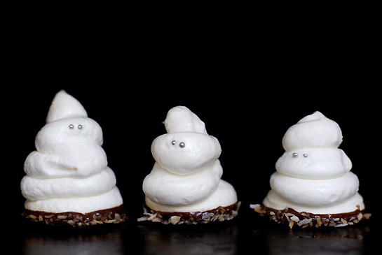 Spooky ghost meringues