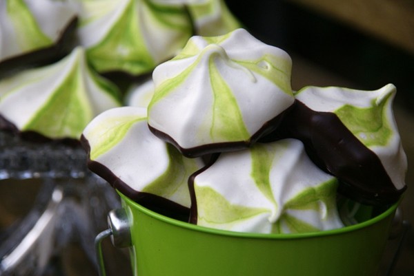 Spooky Halloween meringues
