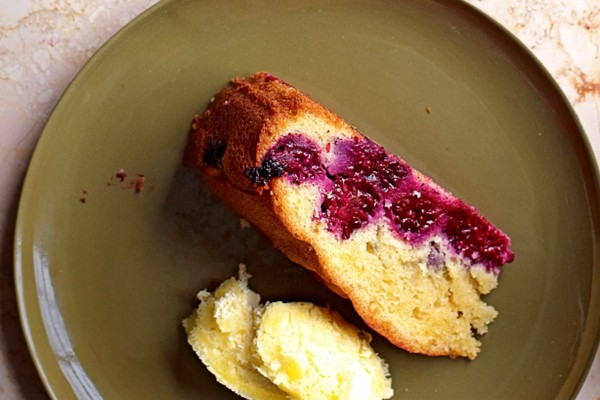Spotted berry sponge with clotted cream