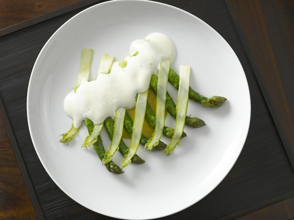 Spring asparagus salad with Comté