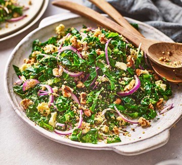 Spring green salad with parsley & blue cheese