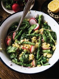 Spring millet salad (Sałatka z kaszy jaglanej, rzodkiewek, szparagów i szpinaku)