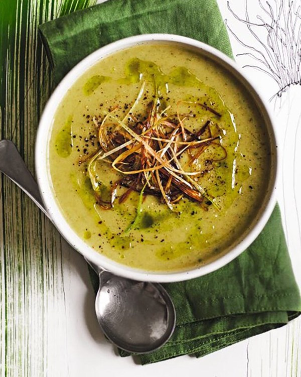 Spring onion soup with green oil and crispy ‘hay’ 