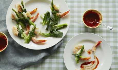 Spring onion-tied prawn and asparagus