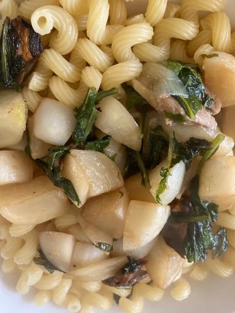 Spring onions with turnips and pasta