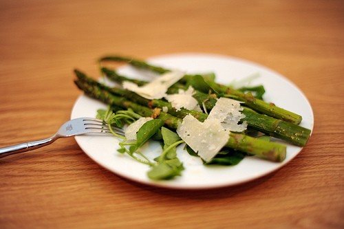 Spring salad with roasted asparagus