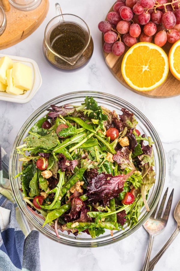 Spring salad with snow peas, grapes and feta