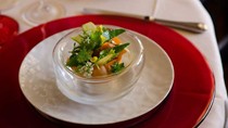 Spring vegetables & foraged herb salad (Salades des légumes de printemps et des herbes sauvages)