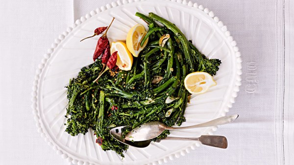 Sprouting broccoli with peperoncini