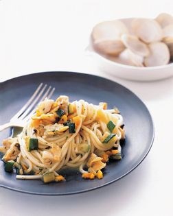 Square spaghetti with clams, zucchini, and carrots (Spaghetti alla chitarra con vongole, zucchine, e carote)