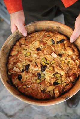 Squash bread pudding with rum sauce (Budin de tamala y pan)