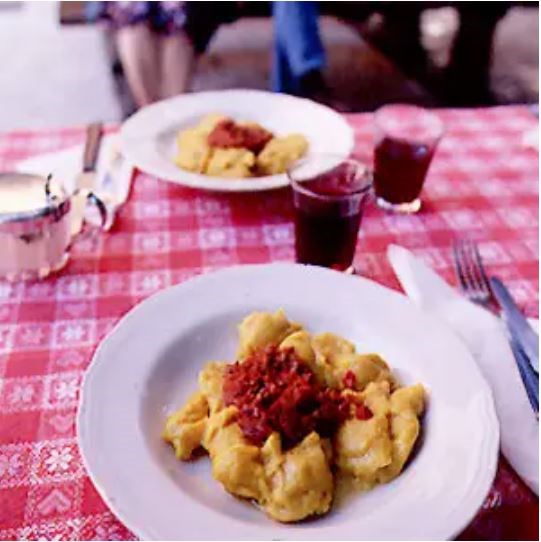 Squash gnocchi with meat sauce (Gnocs di côce zale cu ragù)