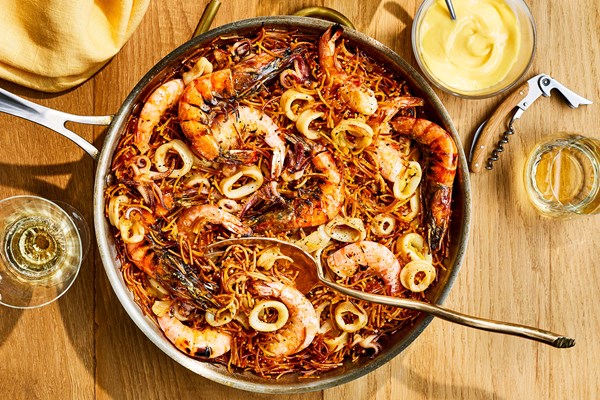 Squid and shrimp fideuà 