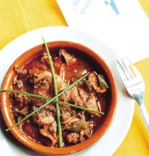 Squid in a tomato, garlic and red wine sauce (Calamares pica-pica)