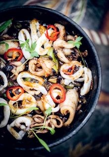 Squid in black bean sauce/deep-fried shallots