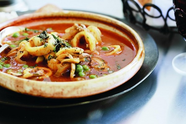 Squid with tomato and peas