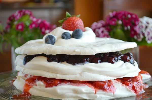 Srawberry-blueberry meringue cake