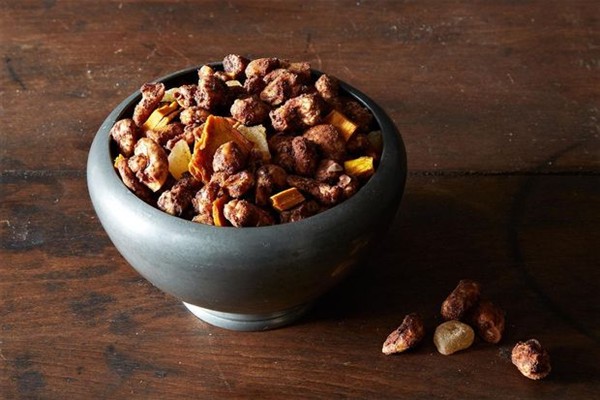 Sriracha cocoa cashews