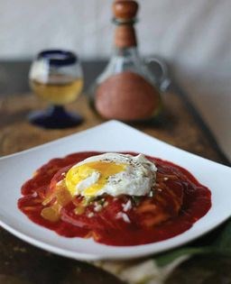 Stacked red enchiladas (Enchiladas rojas montadas)