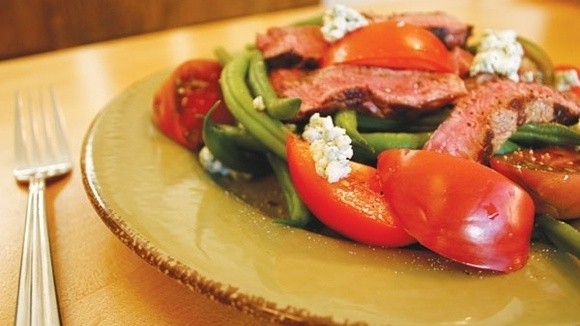 Steak and green bean salad with blue cheese