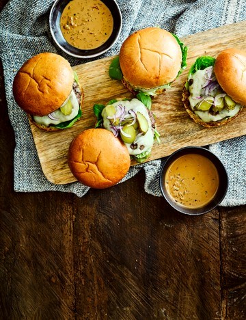 Steak burgers with peppercorn sauce dip