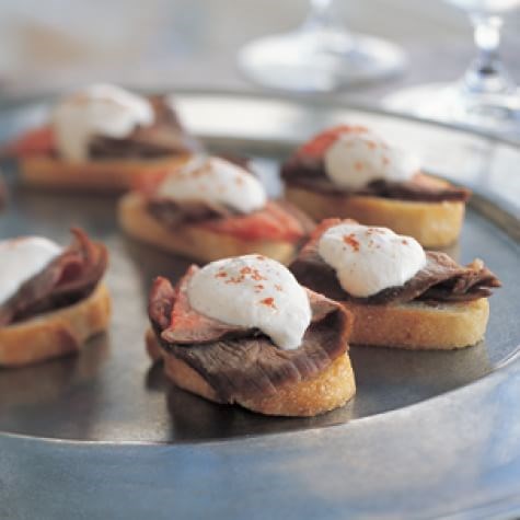 Steak crostini with creamy horseradish