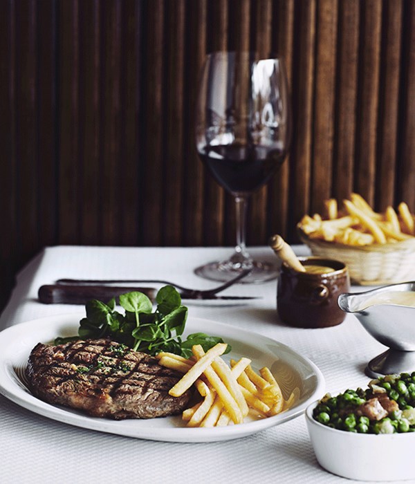 Steak frites with sauce Béarnaise