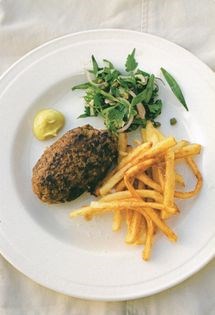 Steak haché, straw potatoes & sharp salad