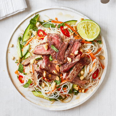 Steak noodle salad