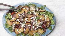 Steak salad with plums and Gorgonzola