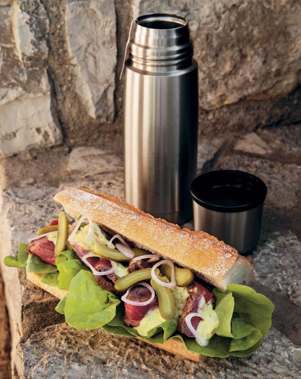 Steak sandwich with curry mayonnaise and pickle