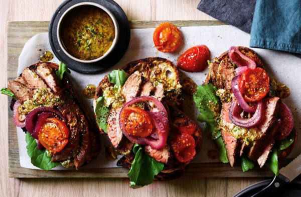 Steak sandwich with tarragon and garlic dressing