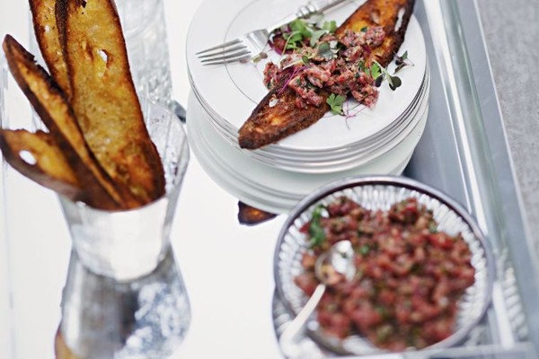 Steak tartare with garlic crouton